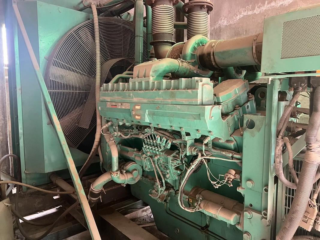 880kW康明斯發(fā)電機(jī)組 強(qiáng)勁動力與高效能源解決方案
